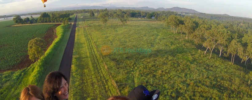 Cairns Hot Air Balloon and Jet Boat Experience - Experience a sunrise hot air balloon flight over the Atherton Tablelands and enjoy a thrilling 35-minute jet boat ride on Trinity Inlet. Includes stunning views, sparkling wine, and digital photos. Cairns Hot Air Balloon and Jet Boat Experience - Image 3 of 5
