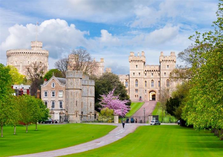 Londra: Gita di un giorno a Windsor Castle, Stonehenge e Roman Baths - Prenota il tour di Windsor Castle, Stonehenge e Roman Baths da Londra con JTR Holidays. Visita tre iconici luoghi inglesi in un solo giorno con una guida professionale, viaggio confortevole in pullman e biglietti opzionali per le attrazioni. Londra: Gita di un giorno a Windsor Castle, Stonehenge e Roman Baths - Immagine 1 di 5