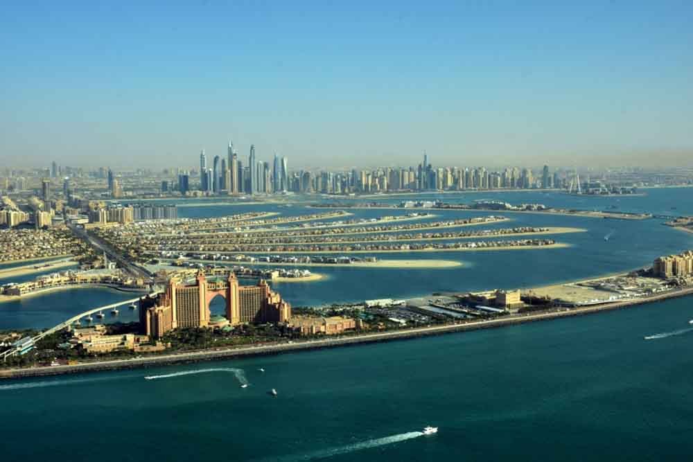 Vol en hélicoptère à Dubaï - Palm Jumeirah - Vol en hélicoptère à Dubaï, Faites le tour de Palm de Dubaï et découvrez certains des monuments les plus beaux de Dubaï, voyez Palm Jumeirah, Jumeirah ; l'Hôtel Atlantis, Palm Jumeirah... Vol en hélicoptère à Dubaï - Palm Jumeirah - Image 3 sur 5