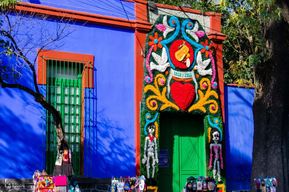 Frida Kahlo Museum Ticket - Book a Frida Kahlo Museum Ticket and explore Casa Azul in Mexico City. Discover Frida Kahlo’s home, artworks, personal collections, gardens, and legacy. Frida Kahlo Museum Ticket - Image 5 of 5