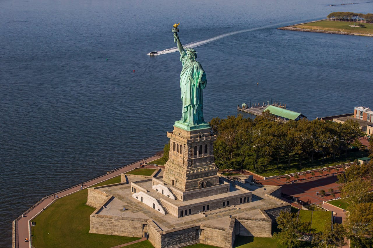 Helicopter Tour from Manhattan - Book a 20-minute NYC helicopter tour from Manhattan and enjoy aerial views of the New York skyline, Hudson River, and iconic city landmarks. Helicopter Tour from Manhattan - Image 2 of 5