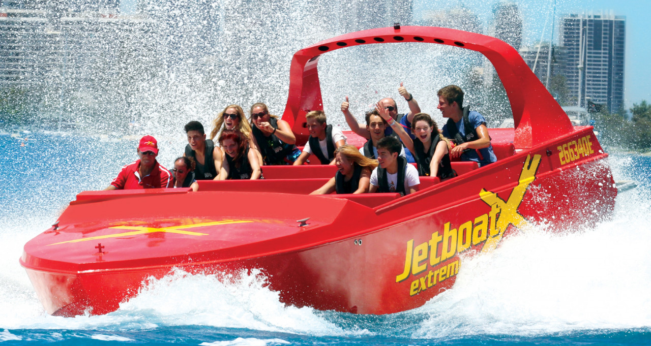 Gold Coast Jetbootfahrt - Erleben Sie adrenalinfördernde Nervenkitzel bei einer Gold Coast Jetbootfahrt. Genießen Sie Hochgeschwindigkeitsdrehungen, scharfe Kurven und malerische Wasserwege bei diesem aufregenden Wasserabenteuer. Gold Coast Jetbootfahrt - Bild 1 von 5
