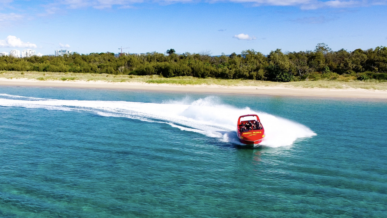 Gold Coast Jetbootfahrt - Erleben Sie adrenalinfördernde Nervenkitzel bei einer Gold Coast Jetbootfahrt. Genießen Sie Hochgeschwindigkeitsdrehungen, scharfe Kurven und malerische Wasserwege bei diesem aufregenden Wasserabenteuer. Gold Coast Jetbootfahrt - Bild 2 von 5