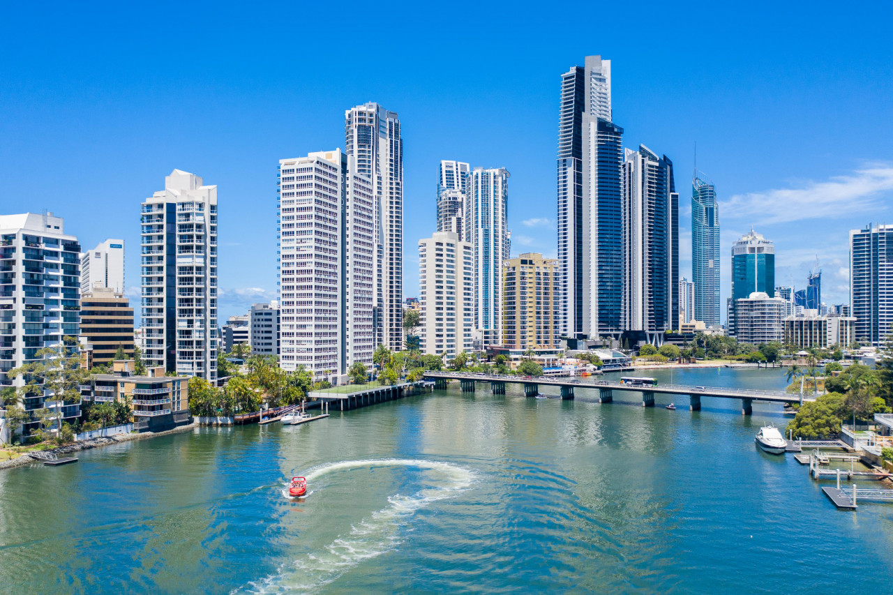 Gold Coast Jetbootfahrt - Erleben Sie adrenalinfördernde Nervenkitzel bei einer Gold Coast Jetbootfahrt. Genießen Sie Hochgeschwindigkeitsdrehungen, scharfe Kurven und malerische Wasserwege bei diesem aufregenden Wasserabenteuer. Gold Coast Jetbootfahrt - Bild 3 von 5