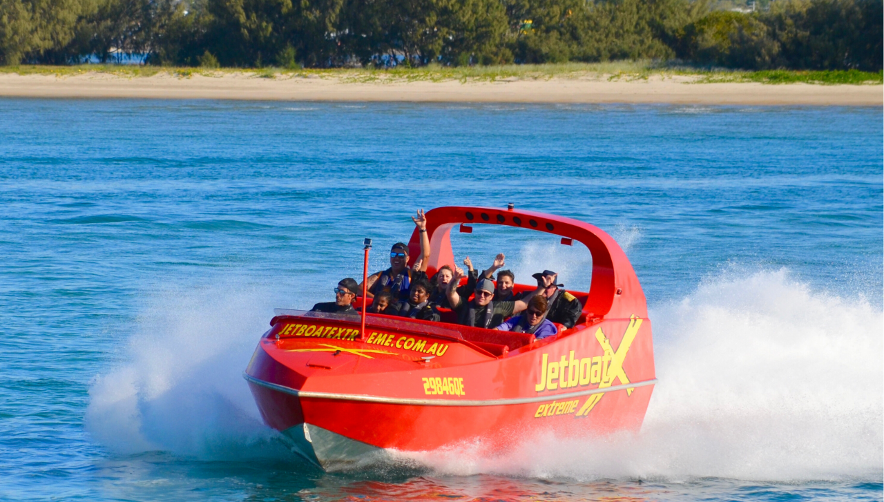 Gold Coast Jetbootfahrt - Erleben Sie adrenalinfördernde Nervenkitzel bei einer Gold Coast Jetbootfahrt. Genießen Sie Hochgeschwindigkeitsdrehungen, scharfe Kurven und malerische Wasserwege bei diesem aufregenden Wasserabenteuer. Gold Coast Jetbootfahrt - Bild 4 von 5