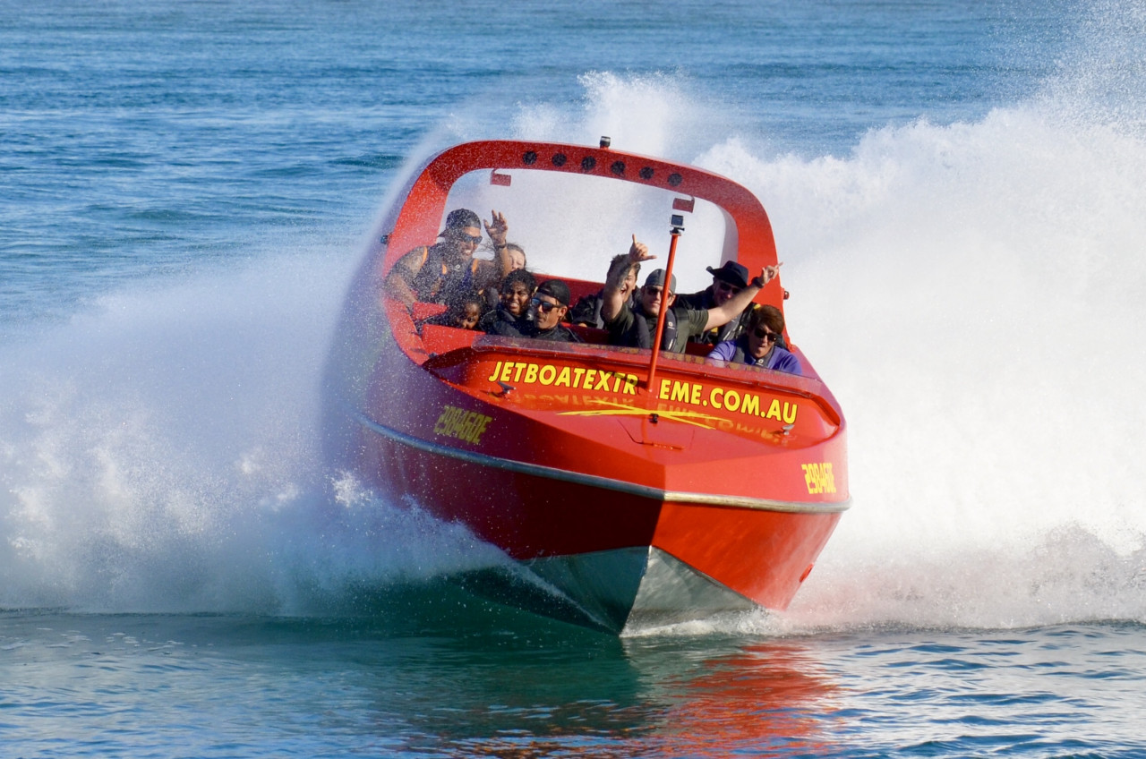 Gold Coast Jetbootfahrt - Erleben Sie adrenalinfördernde Nervenkitzel bei einer Gold Coast Jetbootfahrt. Genießen Sie Hochgeschwindigkeitsdrehungen, scharfe Kurven und malerische Wasserwege bei diesem aufregenden Wasserabenteuer. Gold Coast Jetbootfahrt - Bild 5 von 5