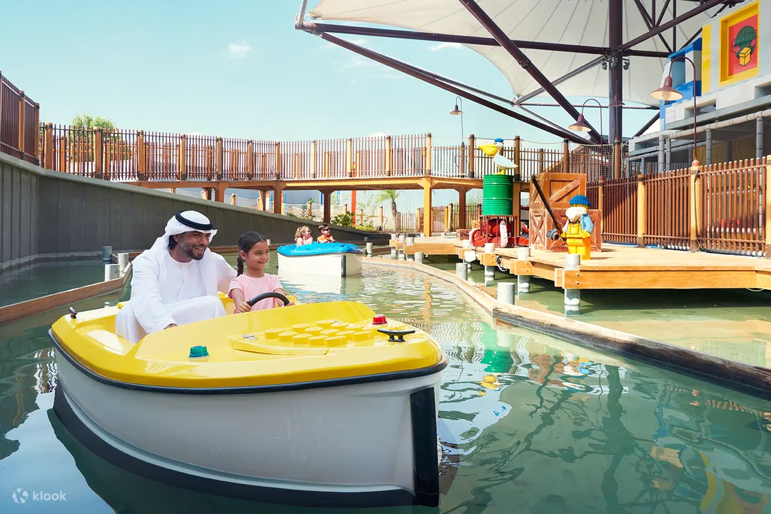 Dubai Parks & Resorts – Billet 1 jour, 2 parcs - Parcs et Resorts de Dubaï est la première destination de complexe intégré à Dubaï. Les Parcs et Resorts de Dubaï abritent trois parcs à thème de classe mondiale : Legoland, Motiongate, Bollywood et le parc aquatique Legoland, ainsi que Riverland Dubaï, la grande place d'entrée, et une station familiale à thème polynésien. Dubai Parks & Resorts – Billet 1 jour, 2 parcs - Image 1 sur 5
