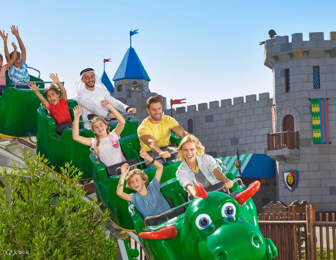 Dubai Parks & Resorts – Billet 1 jour, 2 parcs - Parcs et Resorts de Dubaï est la première destination de complexe intégré à Dubaï. Les Parcs et Resorts de Dubaï abritent trois parcs à thème de classe mondiale : Legoland, Motiongate, Bollywood et le parc aquatique Legoland, ainsi que Riverland Dubaï, la grande place d'entrée, et une station familiale à thème polynésien. Dubai Parks & Resorts – Billet 1 jour, 2 parcs - Image 2 sur 5