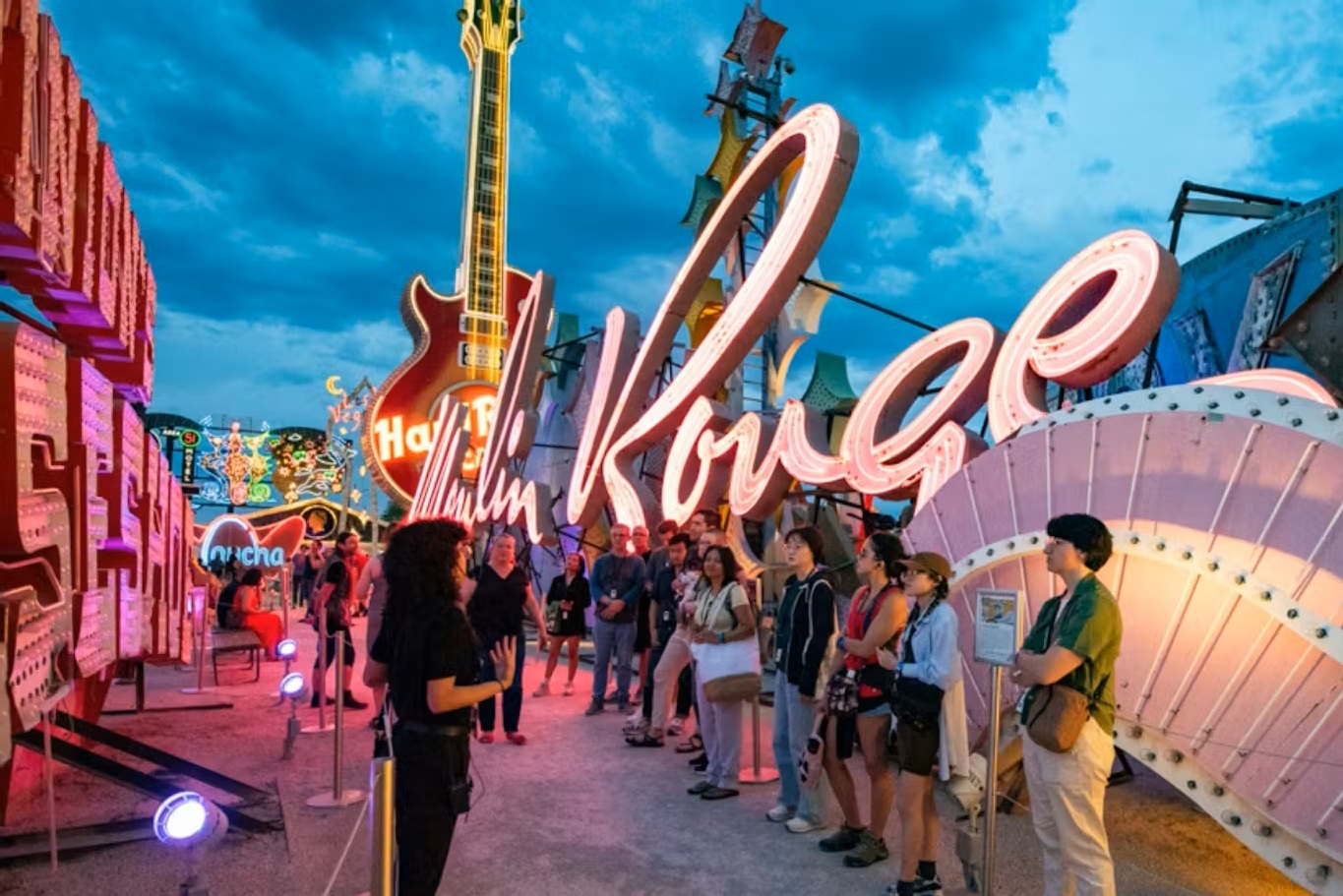 The Neon Museum Las Vegas - Esplora oltre 250 insegne al neon ritirate al The Neon Museum di Las Vegas e scopri la storia del design della città nel centro visitatori La Concha. The Neon Museum Las Vegas - Immagine 1 di 5