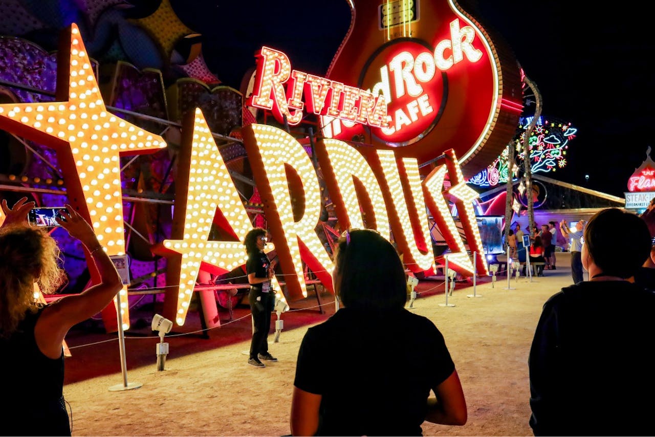 The Neon Museum Las Vegas - Esplora oltre 250 insegne al neon ritirate al The Neon Museum di Las Vegas e scopri la storia del design della città nel centro visitatori La Concha. The Neon Museum Las Vegas - Immagine 4 di 5