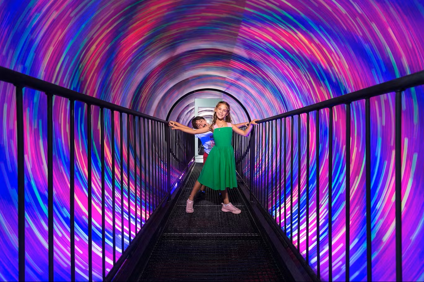 Museum of Illusions Boston - Scopri oltre 60 esposizioni interattive e illusioni ottiche al Museum of Illusions Boston. Goditi stanze che cambiano prospettiva e creative opportunità fotografiche. Museum of Illusions Boston - Immagine 1 di 5