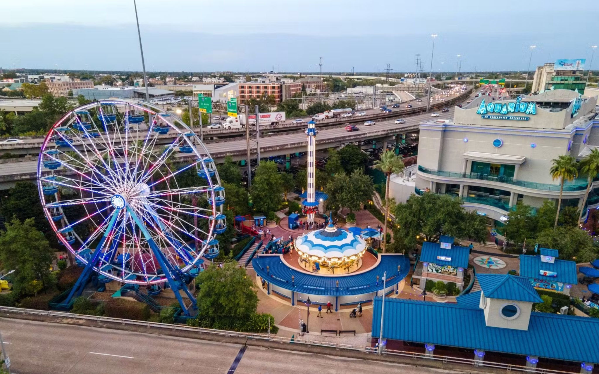 Downtown Aquarium Houston - Visita Downtown Aquarium Houston per mostre a tema, incontri con la vita marina e giostre per famiglie tra cui una ruota panoramica e vasche tattili. Downtown Aquarium Houston - Immagine 1 di 5