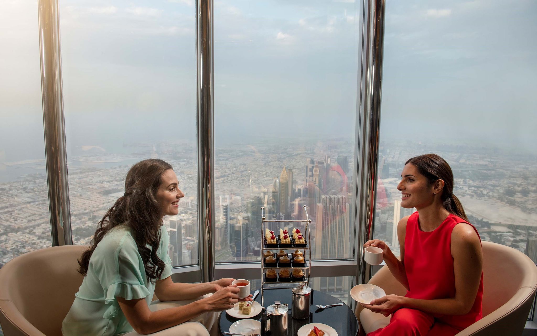 Atmosphere Burj Khalifa Tè del Pomeriggio con Bevande - Gusta un tè del pomeriggio a tre livelli con bevande e vista sulla città dal grattacielo più alto del mondo a Dubai. Atmosphere Burj Khalifa Tè del Pomeriggio con Bevande - Immagine 3 di 5