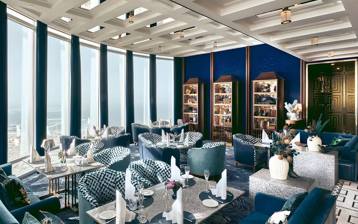 Atmosphere Burj Khalifa Tè del Pomeriggio con Bevande - Gusta un tè del pomeriggio a tre livelli con bevande e vista sulla città dal grattacielo più alto del mondo a Dubai. Atmosphere Burj Khalifa Tè del Pomeriggio con Bevande - Immagine 4 di 5