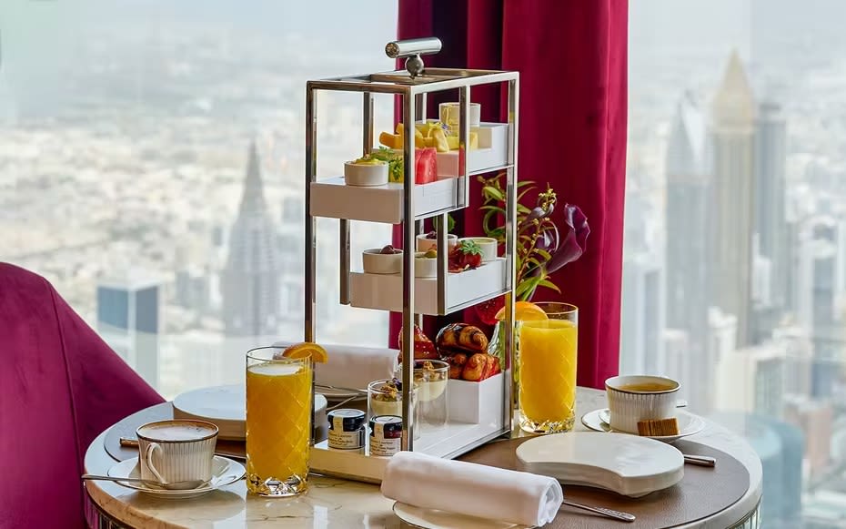 Atmosphere Burj Khalifa Tè del Pomeriggio con Bevande - Gusta un tè del pomeriggio a tre livelli con bevande e vista sulla città dal grattacielo più alto del mondo a Dubai. Atmosphere Burj Khalifa Tè del Pomeriggio con Bevande - Immagine 2 di 5