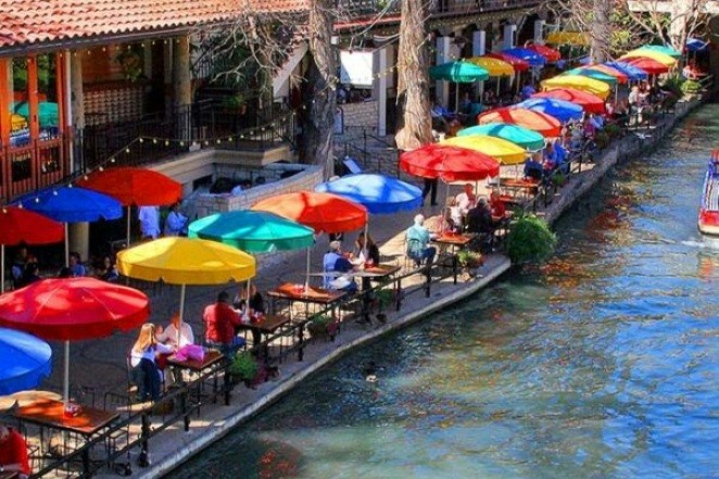 Old Town Trolley Tours San Antonio Hop-On Hop-Off - Esplora San Antonio al tuo ritmo con accesso hop-on hop-off allo trolley a 12 fermate inclusi Alamo e River Walk. Goditi storie narrate mentre viaggi. Old Town Trolley Tours San Antonio Hop-On Hop-Off - Immagine 3 di 5