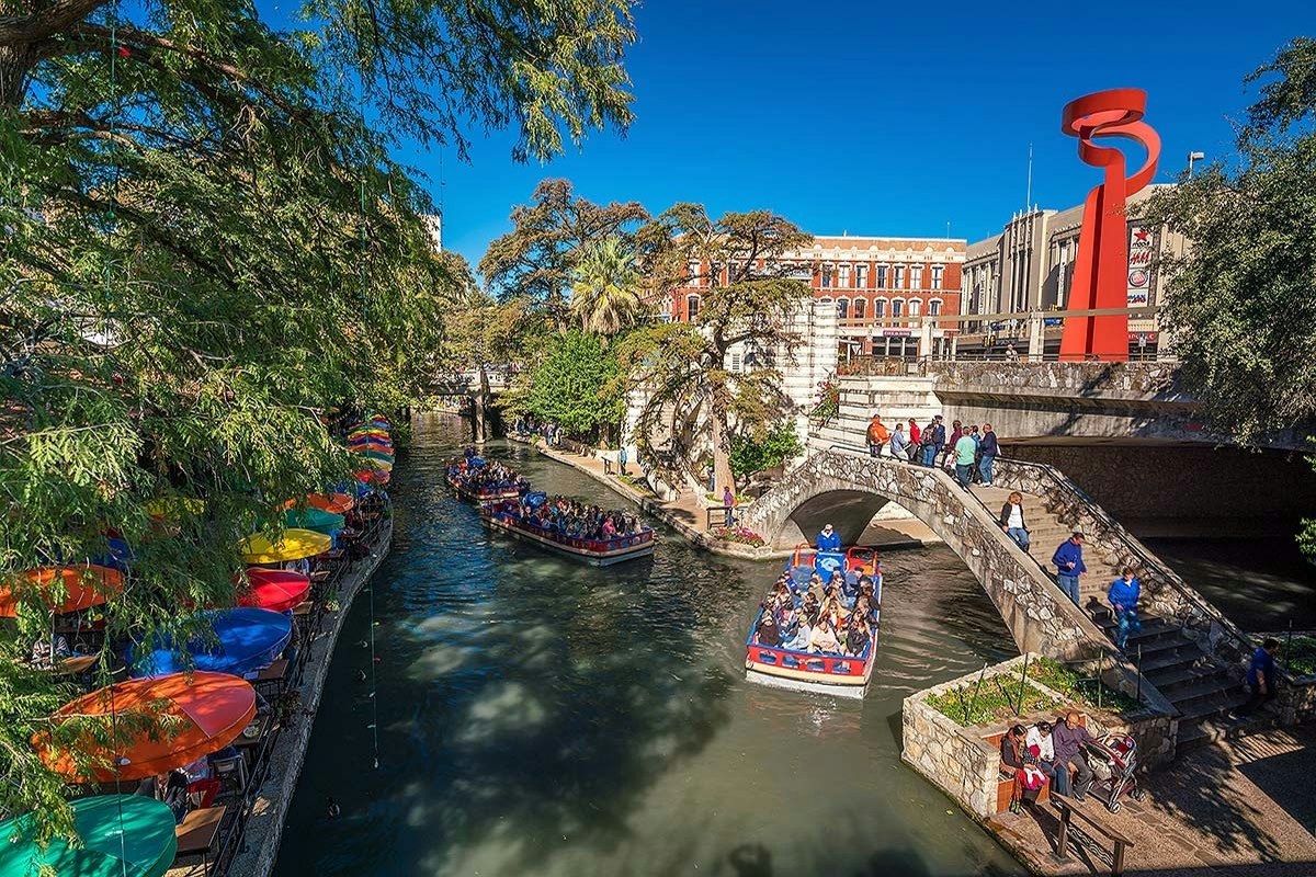 Old Town Trolley Tours San Antonio Hop-On Hop-Off - Esplora San Antonio al tuo ritmo con accesso hop-on hop-off allo trolley a 12 fermate inclusi Alamo e River Walk. Goditi storie narrate mentre viaggi. Old Town Trolley Tours San Antonio Hop-On Hop-Off - Immagine 4 di 5