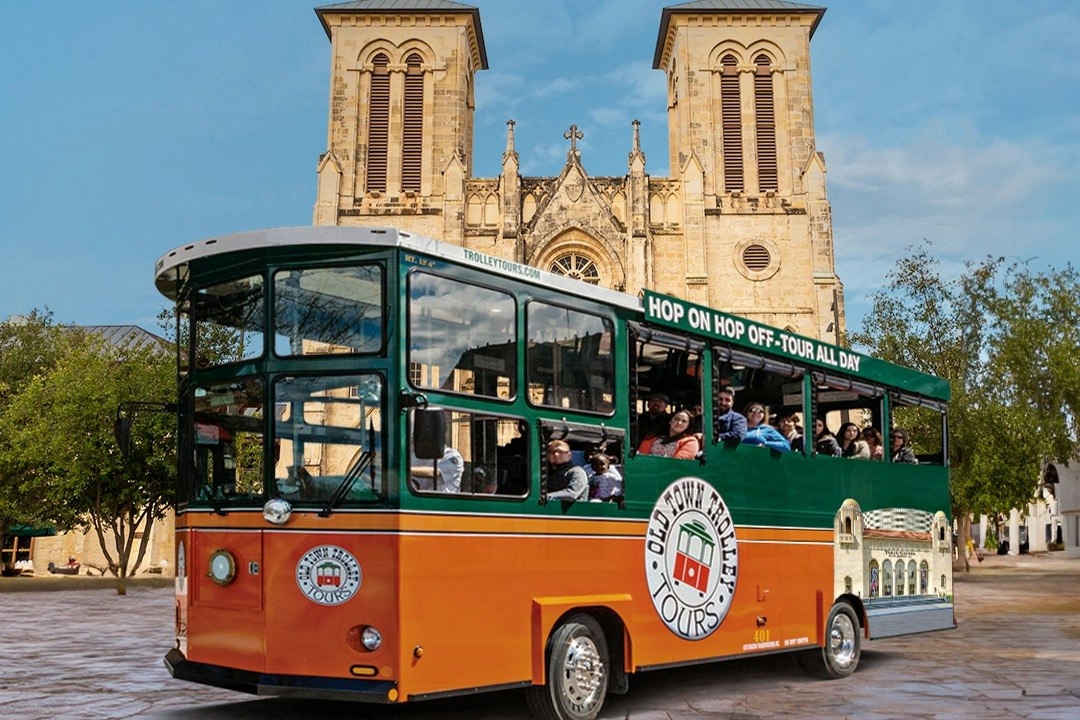 Old Town Trolley Tours San Antonio Hop-On Hop-Off - Esplora San Antonio al tuo ritmo con accesso hop-on hop-off allo trolley a 12 fermate inclusi Alamo e River Walk. Goditi storie narrate mentre viaggi. Old Town Trolley Tours San Antonio Hop-On Hop-Off - Immagine 2 di 5