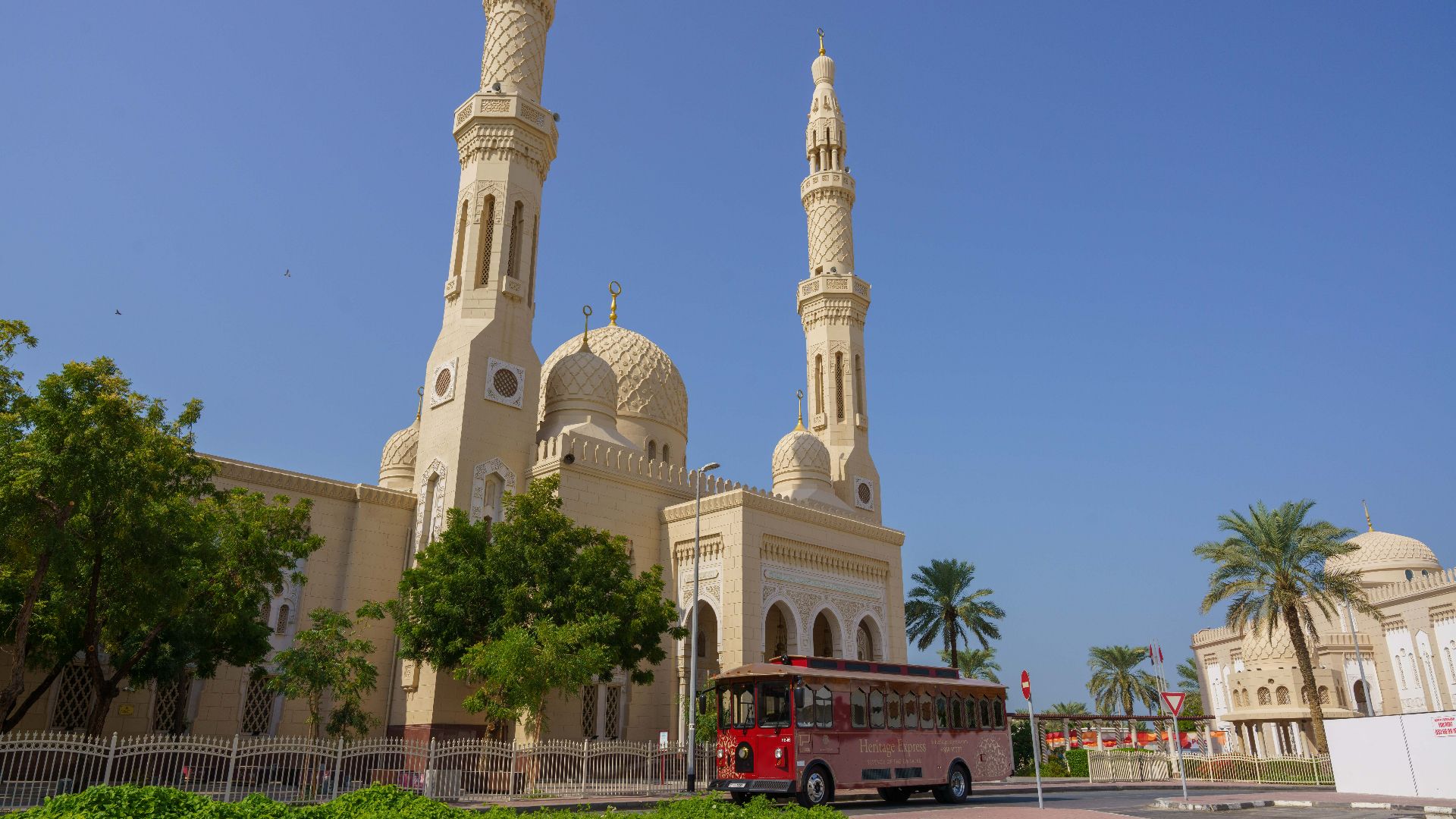 Tour Esperienza di Ospitalità Emiratina con Colazione - Explore Dubai's heritage with a traditional trolley tour, Emirati storytelling, historic sites, and authentic breakfast. Tour Esperienza di Ospitalità Emiratina con Colazione - Immagine 3 di 5
