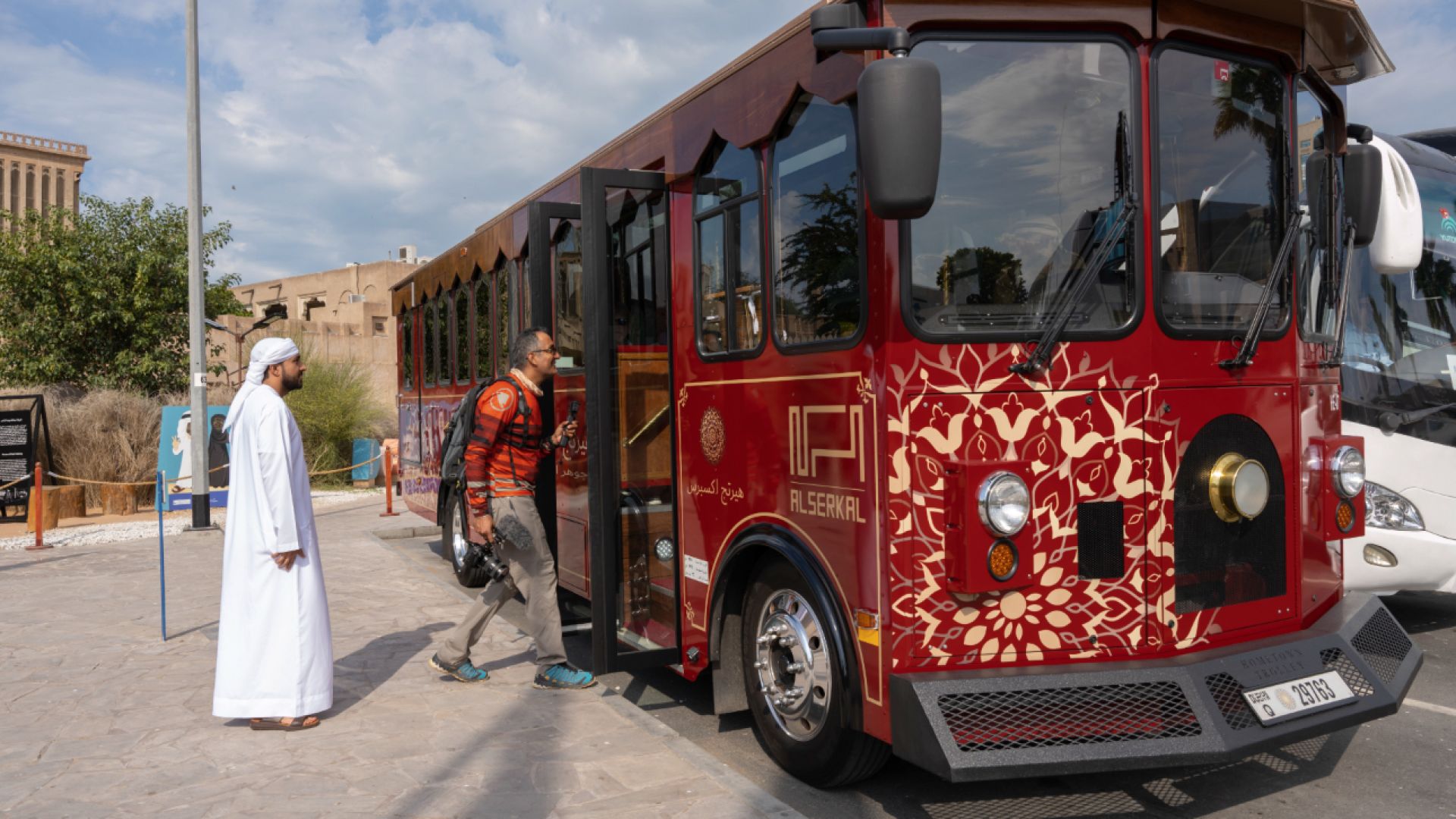 Tour Esperienza di Ospitalità Emiratina con Colazione - Explore Dubai's heritage with a traditional trolley tour, Emirati storytelling, historic sites, and authentic breakfast. Tour Esperienza di Ospitalità Emiratina con Colazione - Immagine 4 di 5