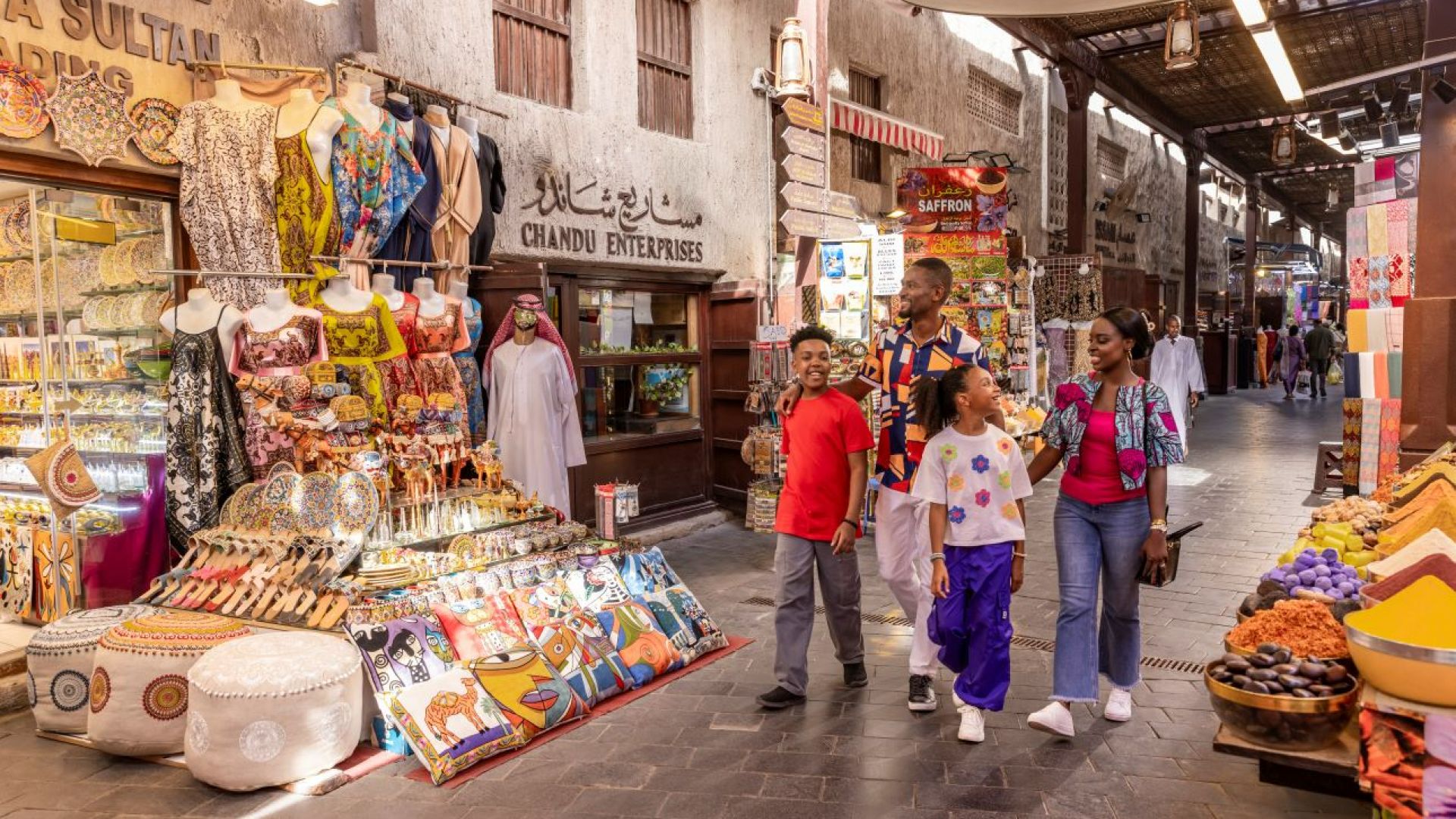 Tour Esperienza di Ospitalità Emiratina con Pranzo - Esplora la vecchia Dubai con un trolley con narratori emiratini, visita siti storici, incontra cammelli e falconi, e gusta spuntini tradizionali e pranzo. Tour Esperienza di Ospitalità Emiratina con Pranzo - Immagine 3 di 5
