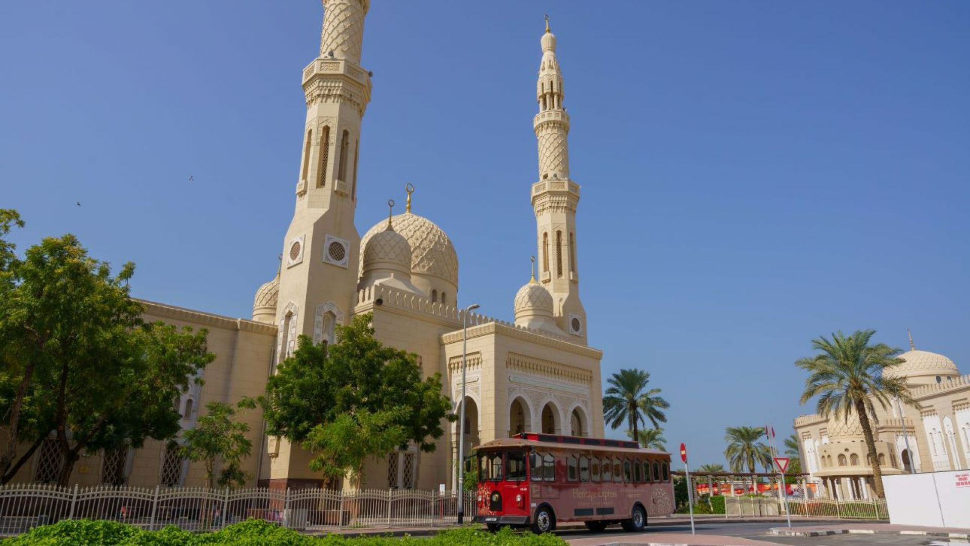 Tour Esperienza di Ospitalità Emiratina con Pranzo - Esplora la vecchia Dubai con un trolley con narratori emiratini, visita siti storici, incontra cammelli e falconi, e gusta spuntini tradizionali e pranzo. Tour Esperienza di Ospitalità Emiratina con Pranzo - Immagine 4 di 5