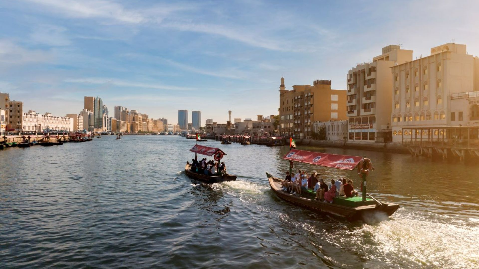 Tour Esperienza di Ospitalità Emiratina con Pranzo - Esplora la vecchia Dubai con un trolley con narratori emiratini, visita siti storici, incontra cammelli e falconi, e gusta spuntini tradizionali e pranzo. Tour Esperienza di Ospitalità Emiratina con Pranzo - Immagine 2 di 5