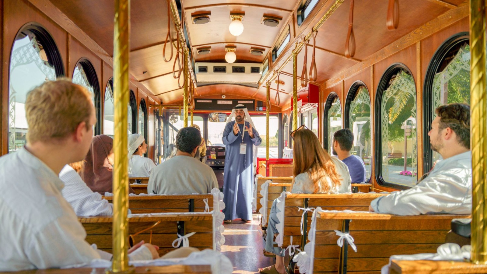 Tour Esperienza di Ospitalità Emiratina con Pranzo - Esplora la vecchia Dubai con un trolley con narratori emiratini, visita siti storici, incontra cammelli e falconi, e gusta spuntini tradizionali e pranzo. Tour Esperienza di Ospitalità Emiratina con Pranzo - Immagine 5 di 5