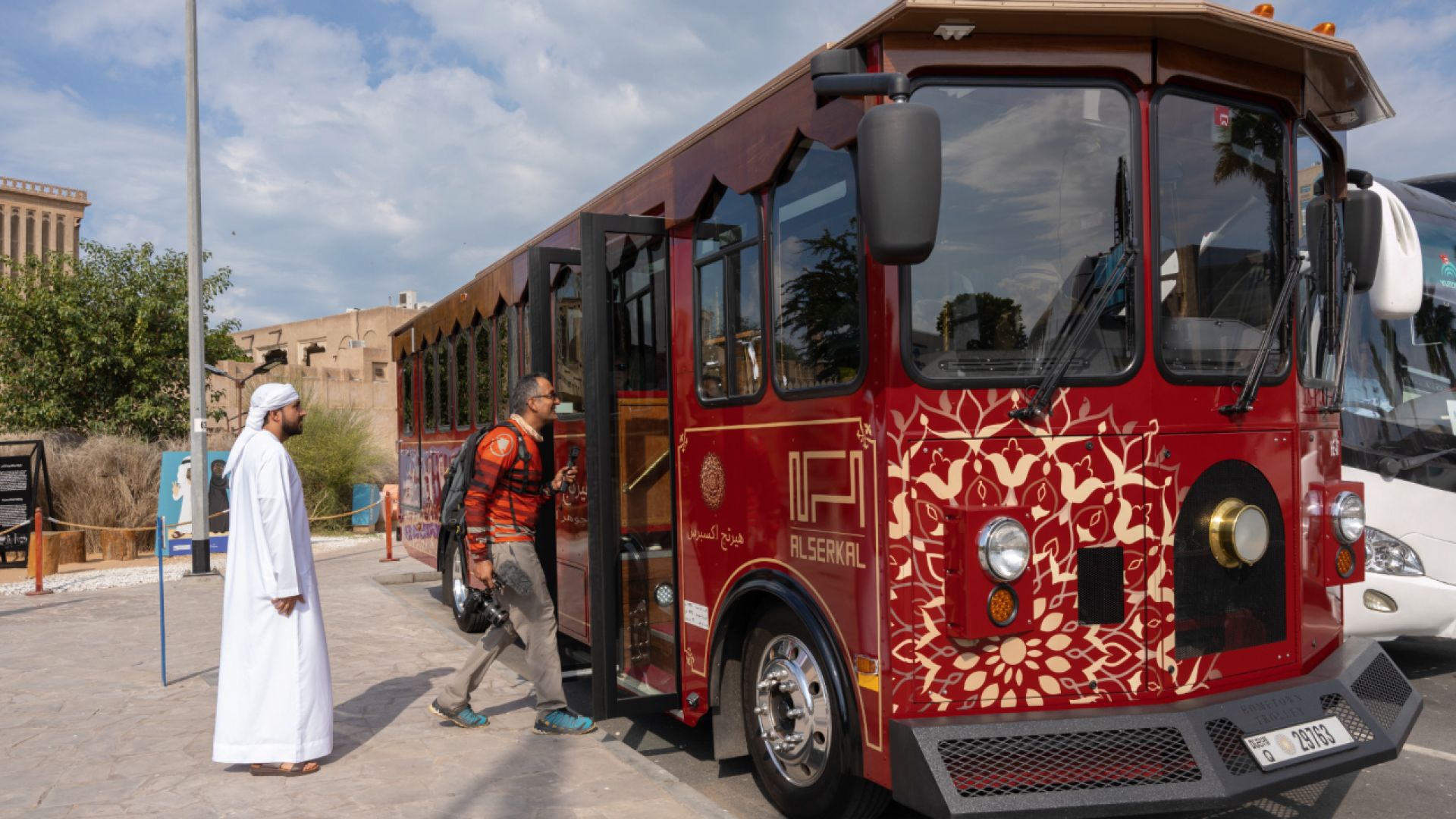 Tour Esperienza di Ospitalità Emiratina con Brunch - Esplora la storia di Dubai con narratori emiratini, visita luoghi simbolo, incontra cammelli e un falco, e gusta snack tradizionali e brunch. Tour Esperienza di Ospitalità Emiratina con Brunch - Immagine 3 di 5