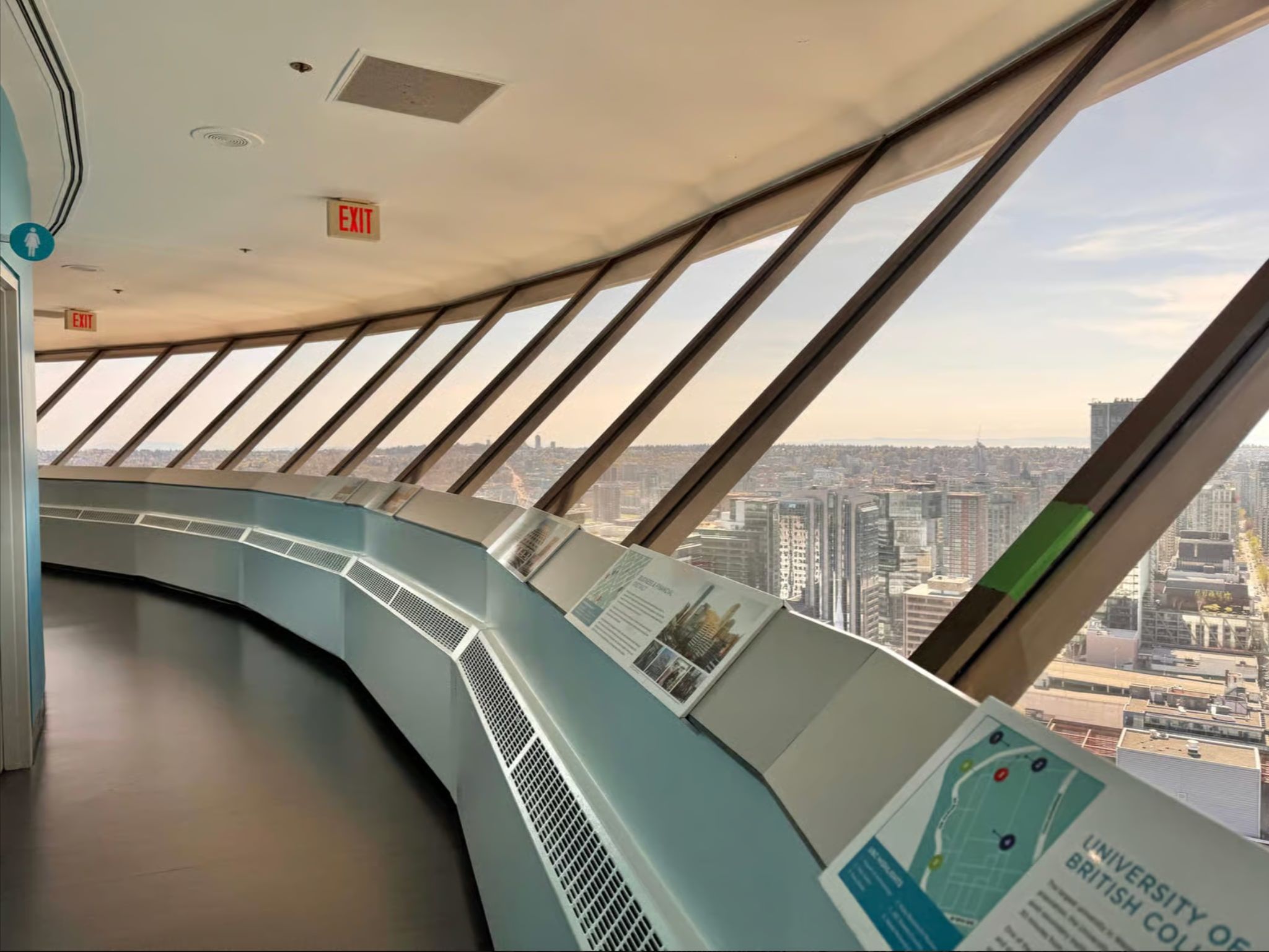 Vancouver Lookout - Ammira lo skyline di Vancouver, le montagne e il lungomare dalla piattaforma di osservazione con un tour audio autoguidato e WiFi gratuito inclusi. Vancouver Lookout - Immagine 2 di 5