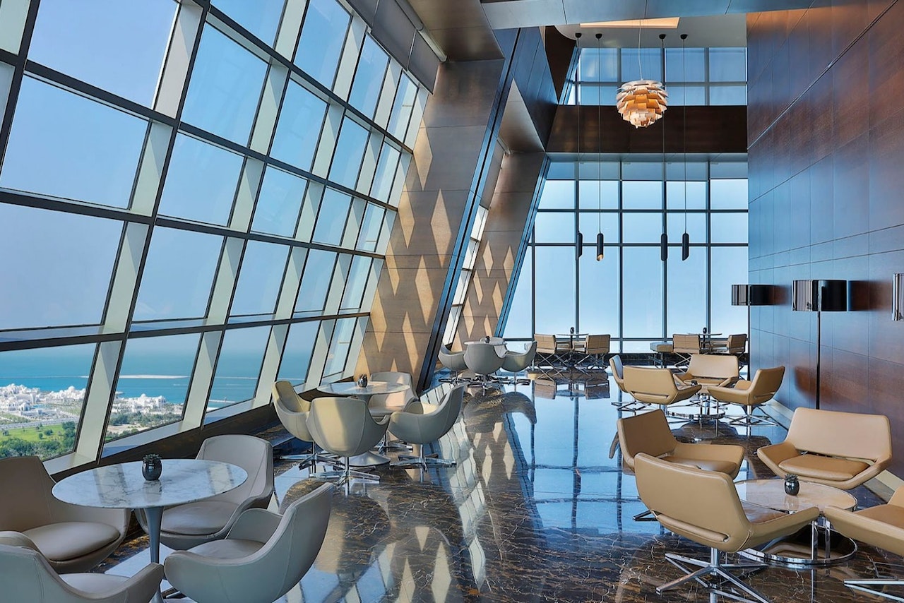 Tè del pomeriggio all'Observation Deck 300 - Goditi il tè pomeridiano con dolci e stuzzichini salati al punto panoramico più alto di Abu Dhabi, che offre una vista mozzafiato a 360° sulla città e sul Golfo Arabico. Tè del pomeriggio all'Observation Deck 300 - Immagine 3 di 5