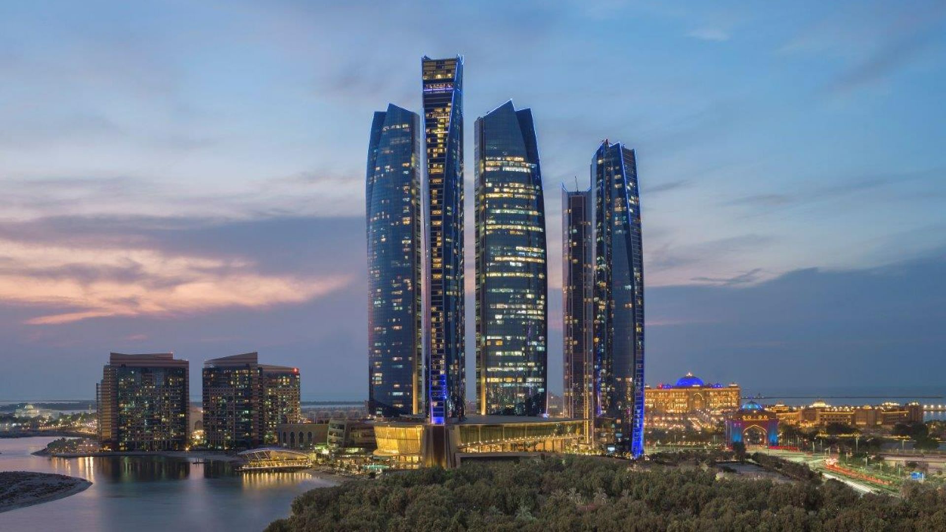 Tè del pomeriggio all'Observation Deck 300 - Goditi il tè pomeridiano con dolci e stuzzichini salati al punto panoramico più alto di Abu Dhabi, che offre una vista mozzafiato a 360° sulla città e sul Golfo Arabico. Tè del pomeriggio all'Observation Deck 300 - Immagine 2 di 5