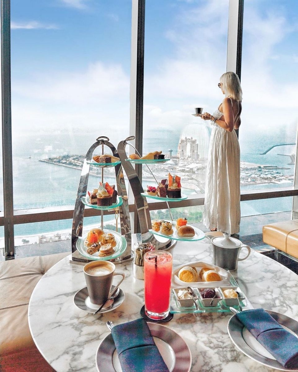 Tè del pomeriggio all'Observation Deck 300 - Goditi il tè pomeridiano con dolci e stuzzichini salati al punto panoramico più alto di Abu Dhabi, che offre una vista mozzafiato a 360° sulla città e sul Golfo Arabico. Tè del pomeriggio all'Observation Deck 300 - Immagine 5 di 5