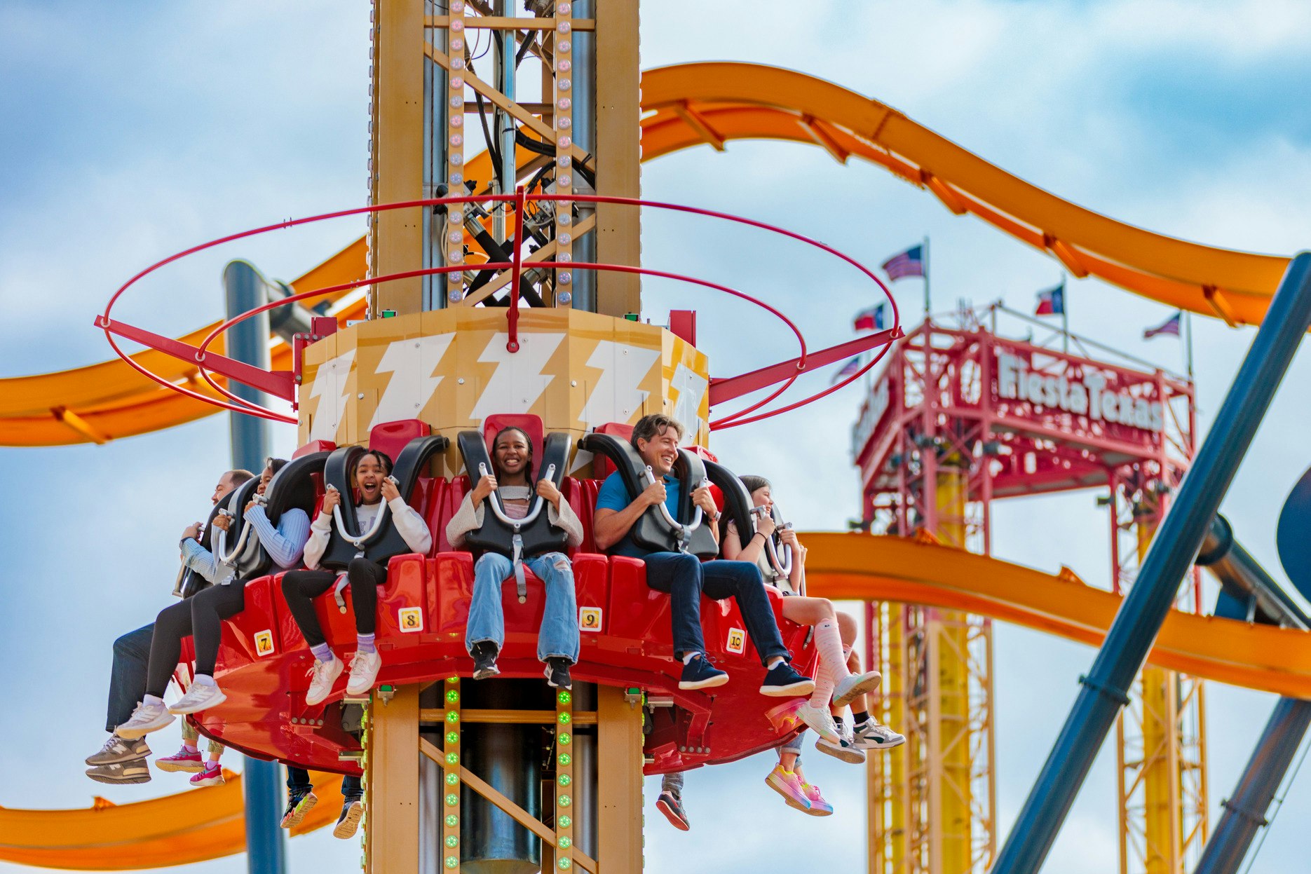Six Flags Fiesta Texas - Esplora giostre emozionanti, attrazioni per famiglie e intrattenimento dal vivo a Six Flags Fiesta Texas a San Antonio. Ti aspettano eventi stagionali e divertimento acquatico. Six Flags Fiesta Texas - Immagine 3 di 5
