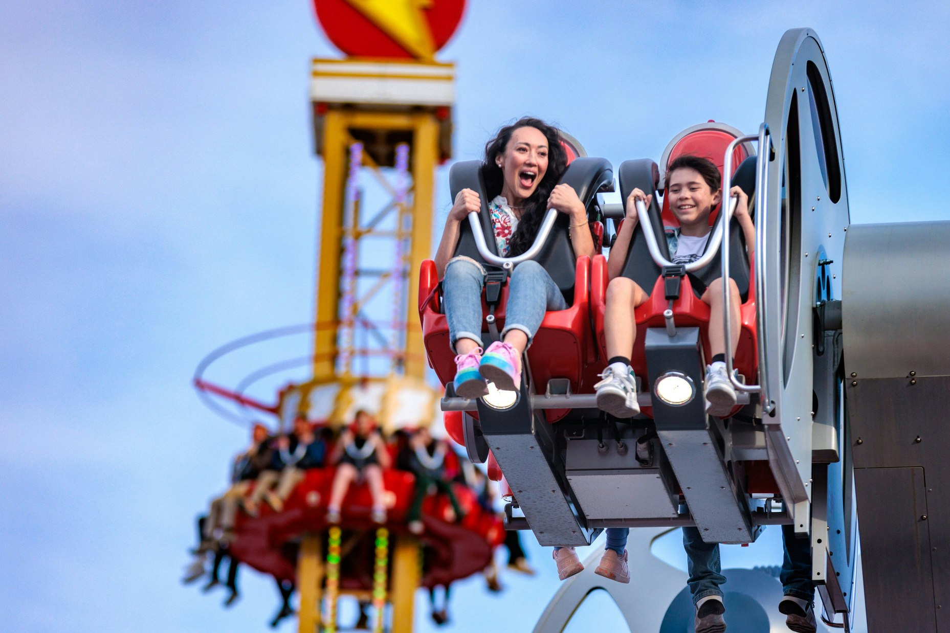 Six Flags Fiesta Texas - Esplora giostre emozionanti, attrazioni per famiglie e intrattenimento dal vivo a Six Flags Fiesta Texas a San Antonio. Ti aspettano eventi stagionali e divertimento acquatico. Six Flags Fiesta Texas - Immagine 2 di 5