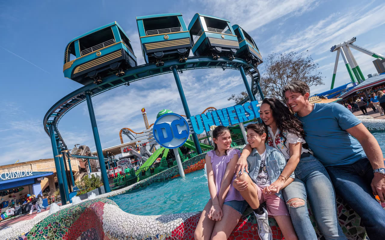 Six Flags Fiesta Texas - Esplora giostre emozionanti, attrazioni per famiglie e intrattenimento dal vivo a Six Flags Fiesta Texas a San Antonio. Ti aspettano eventi stagionali e divertimento acquatico. Six Flags Fiesta Texas - Immagine 1 di 5