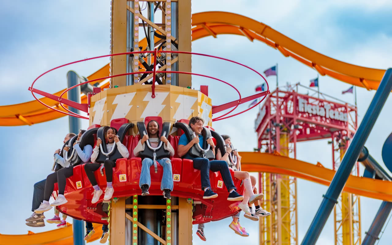 Six Flags Fiesta Texas - Esplora giostre emozionanti, attrazioni per famiglie e intrattenimento dal vivo a Six Flags Fiesta Texas a San Antonio. Ti aspettano eventi stagionali e divertimento acquatico. Six Flags Fiesta Texas - Immagine 4 di 5