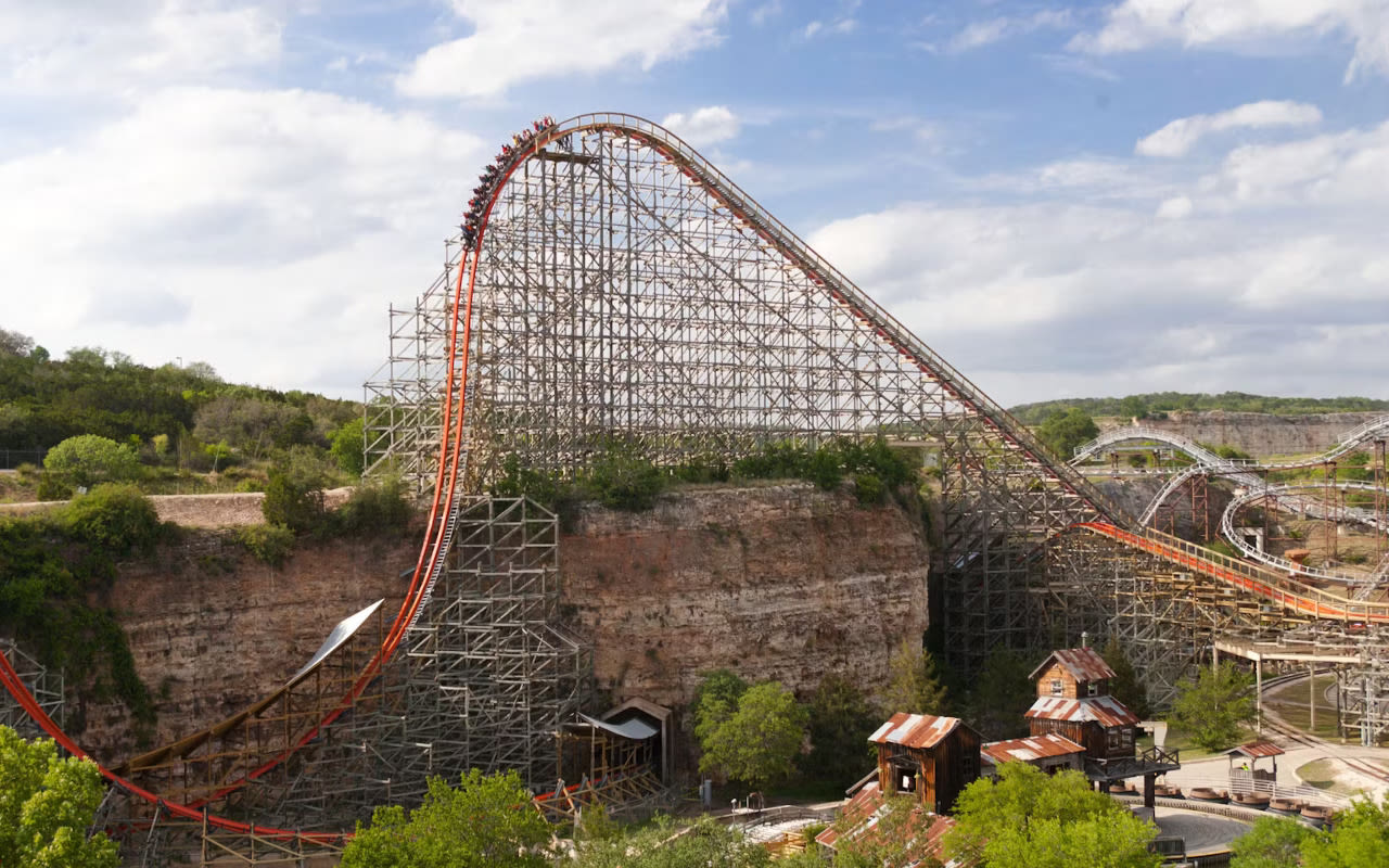 Six Flags Fiesta Texas - Esplora giostre emozionanti, attrazioni per famiglie e intrattenimento dal vivo a Six Flags Fiesta Texas a San Antonio. Ti aspettano eventi stagionali e divertimento acquatico. Six Flags Fiesta Texas - Immagine 5 di 5