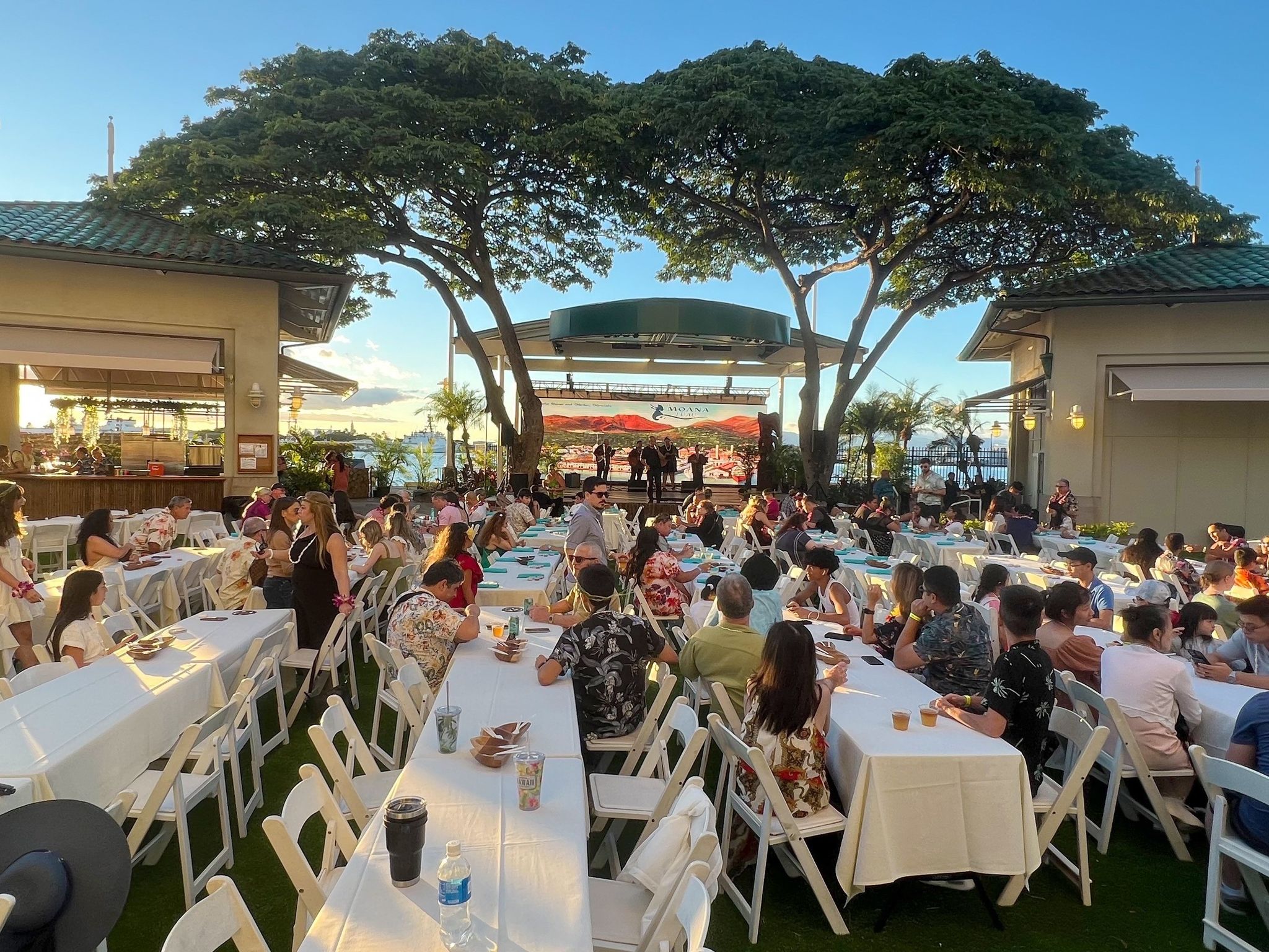 Ka Moana Luau - Partecipa a Ka Moana Luau per creare collane di fiori interattive, lezioni di hula e uno spettacolo serale hawaiano presso Aloha Tower, adatto a famiglie e gruppi. Ka Moana Luau - Immagine 1 di 5