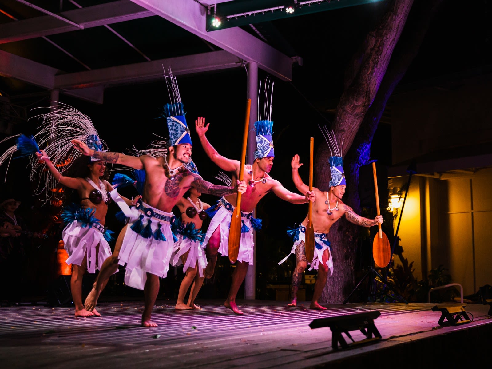 Ka Moana Luau - Partecipa a Ka Moana Luau per creare collane di fiori interattive, lezioni di hula e uno spettacolo serale hawaiano presso Aloha Tower, adatto a famiglie e gruppi. Ka Moana Luau - Immagine 3 di 5