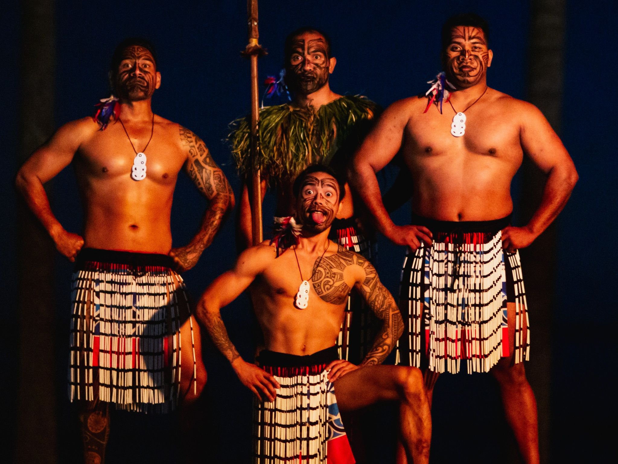 Ka Moana Luau - Partecipa a Ka Moana Luau per creare collane di fiori interattive, lezioni di hula e uno spettacolo serale hawaiano presso Aloha Tower, adatto a famiglie e gruppi. Ka Moana Luau - Immagine 2 di 5