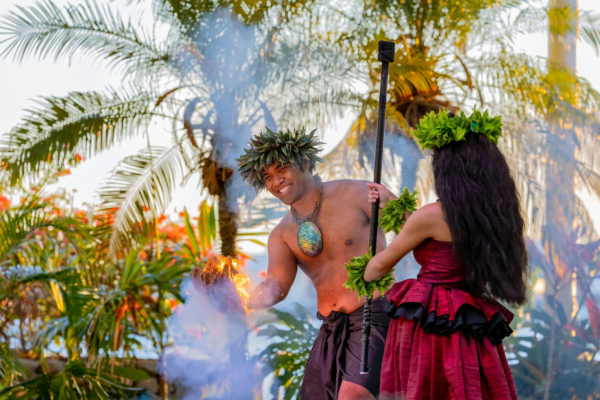 Ka Moana Luau - Partecipa a Ka Moana Luau per creare collane di fiori interattive, lezioni di hula e uno spettacolo serale hawaiano presso Aloha Tower, adatto a famiglie e gruppi. Ka Moana Luau - Immagine 4 di 5