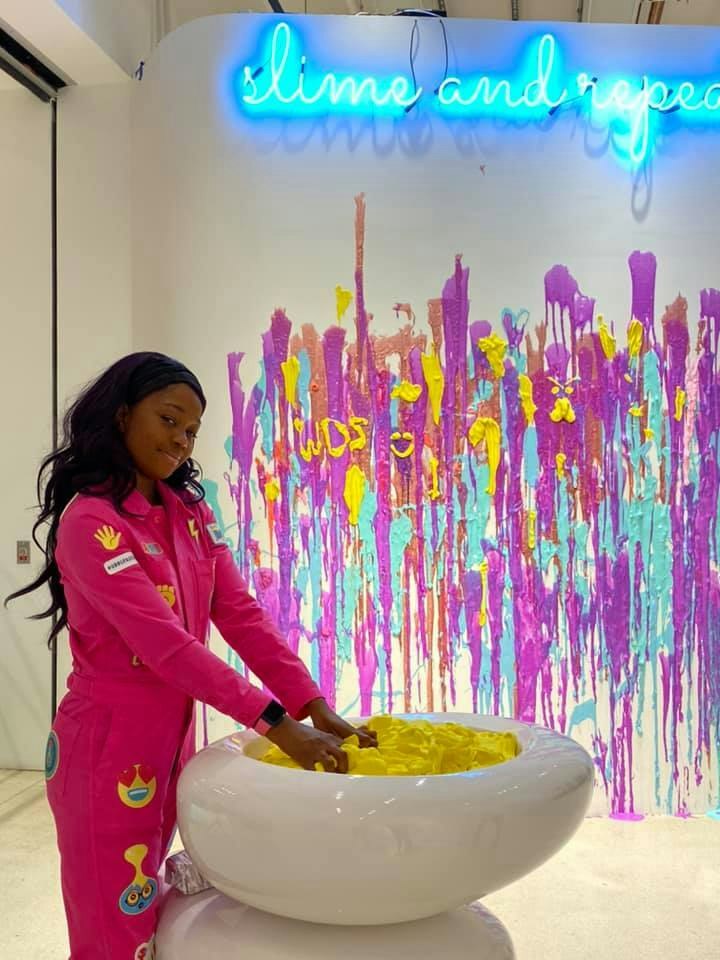 Sloomoo Institute New York - Entdecken Sie eine bunte Welt der Schleimtexturen und -düfte in SoHo. Kreieren Sie Ihren eigenen individuellen Schleim mit Millionen von Kombinationen. Perfekt für interaktiven Spaß. Sloomoo Institute New York - Bild 3 von 5