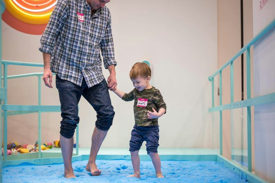 Sloomoo Institute New York - Entdecken Sie eine bunte Welt der Schleimtexturen und -düfte in SoHo. Kreieren Sie Ihren eigenen individuellen Schleim mit Millionen von Kombinationen. Perfekt für interaktiven Spaß. Sloomoo Institute New York - Bild 2 von 5