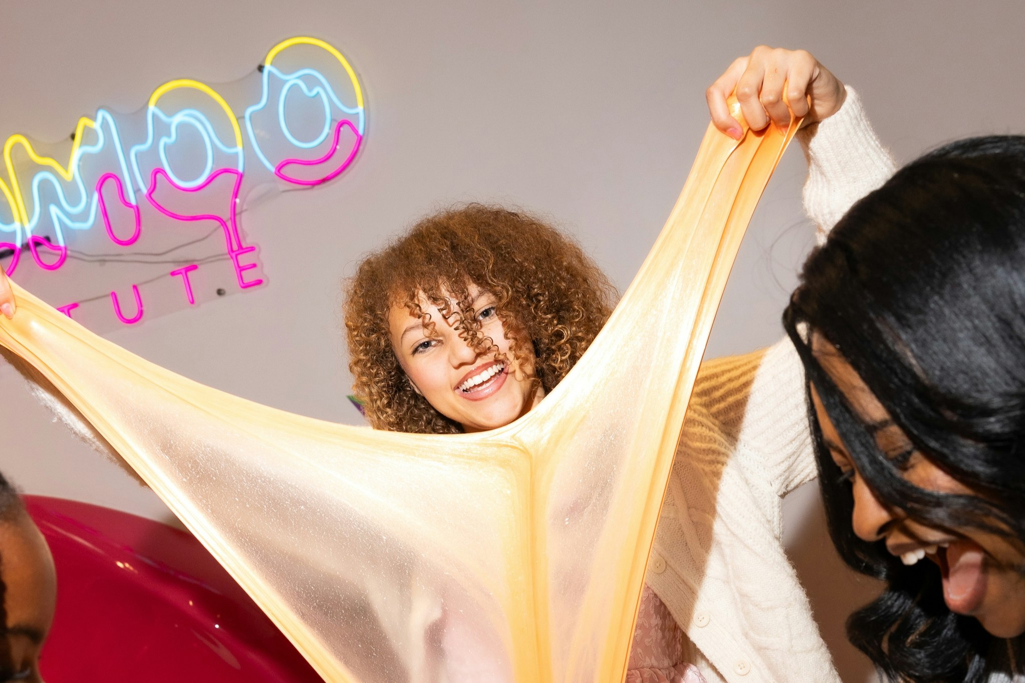 Sloomoo Institute New York - Entdecken Sie eine bunte Welt der Schleimtexturen und -düfte in SoHo. Kreieren Sie Ihren eigenen individuellen Schleim mit Millionen von Kombinationen. Perfekt für interaktiven Spaß. Sloomoo Institute New York - Bild 5 von 5