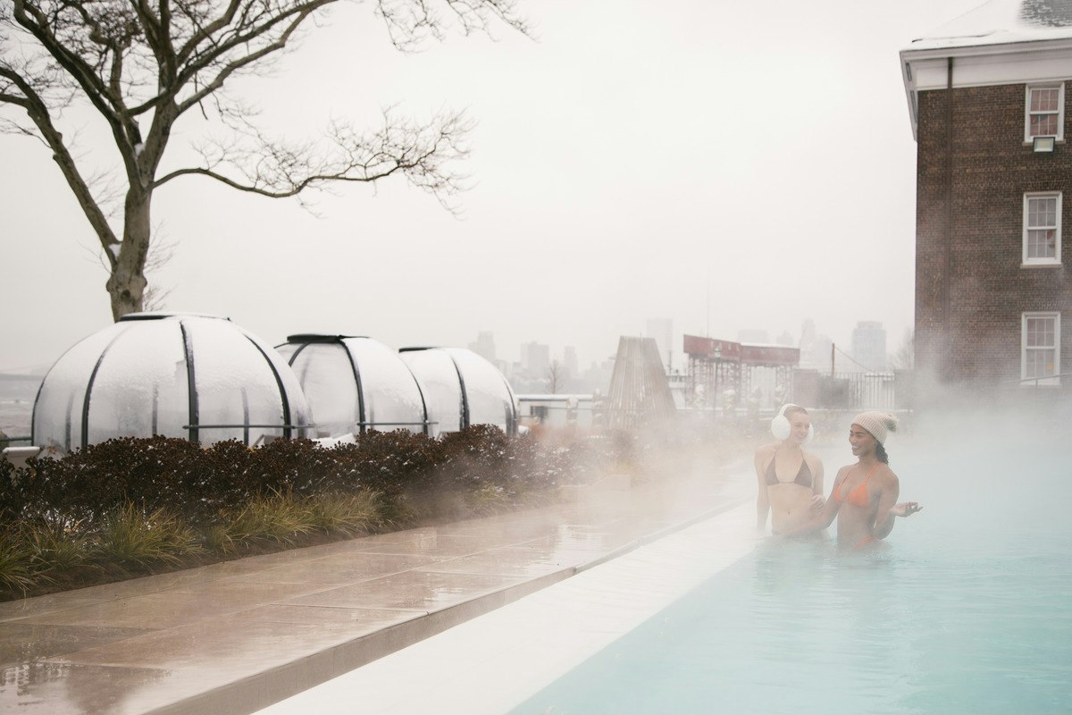 QC New York Spa - Rilassati al QC New York Spa con piscine riscaldate, saune, bagni di vapore e viste sul centro di Manhattan e sulla Statua della Libertà. QC New York Spa - Immagine 3 di 5