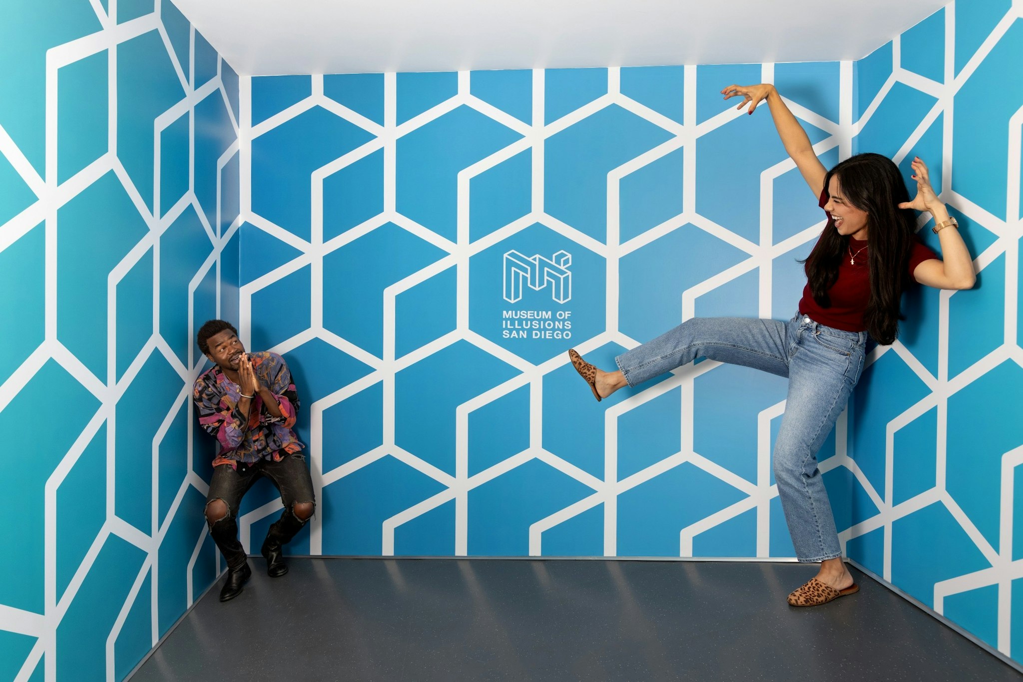 뮤지엄 오브 일루전스 샌디에이고 - 샌디에이고 __Museum of Illusions__를 방문하여 시각적 착시 방과 감각과 인식을 도전하는 인터랙티브 전시를 탐험하세요. 뮤지엄 오브 일루전스 샌디에이고 - 이미지 1 중 5