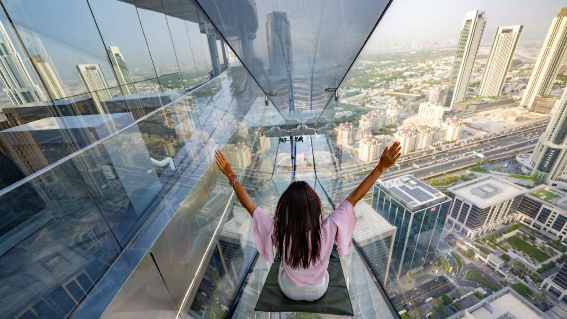 Sky view observatorium met glijbaan & Gold Cappuccino - Beleef panoramische uitzichten over Dubai vanaf 219 m hoogte, loop op een glazen vloer, glijd van de glazen glijbaan en geniet van een Gold Cappuccino in Sky 52 Restaurant. Sky view observatorium met glijbaan & Gold Cappuccino - Afbeelding 3 van 5