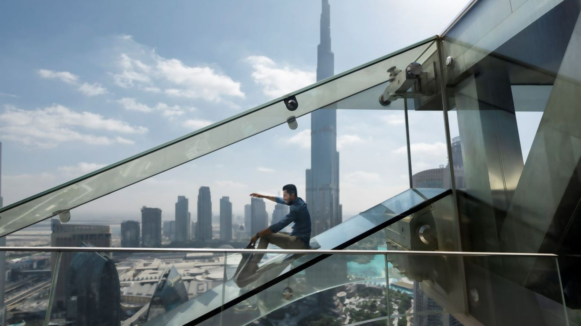 Sky view observatorium met glijbaan & Gold Cappuccino - Beleef panoramische uitzichten over Dubai vanaf 219 m hoogte, loop op een glazen vloer, glijd van de glazen glijbaan en geniet van een Gold Cappuccino in Sky 52 Restaurant. Sky view observatorium met glijbaan & Gold Cappuccino - Afbeelding 4 van 5