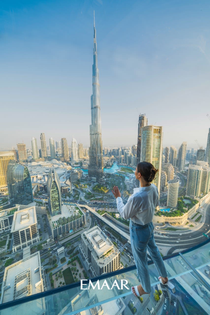 Sky view observatorium met glijbaan & Gold Cappuccino - Beleef panoramische uitzichten over Dubai vanaf 219 m hoogte, loop op een glazen vloer, glijd van de glazen glijbaan en geniet van een Gold Cappuccino in Sky 52 Restaurant. Sky view observatorium met glijbaan & Gold Cappuccino - Afbeelding 5 van 5